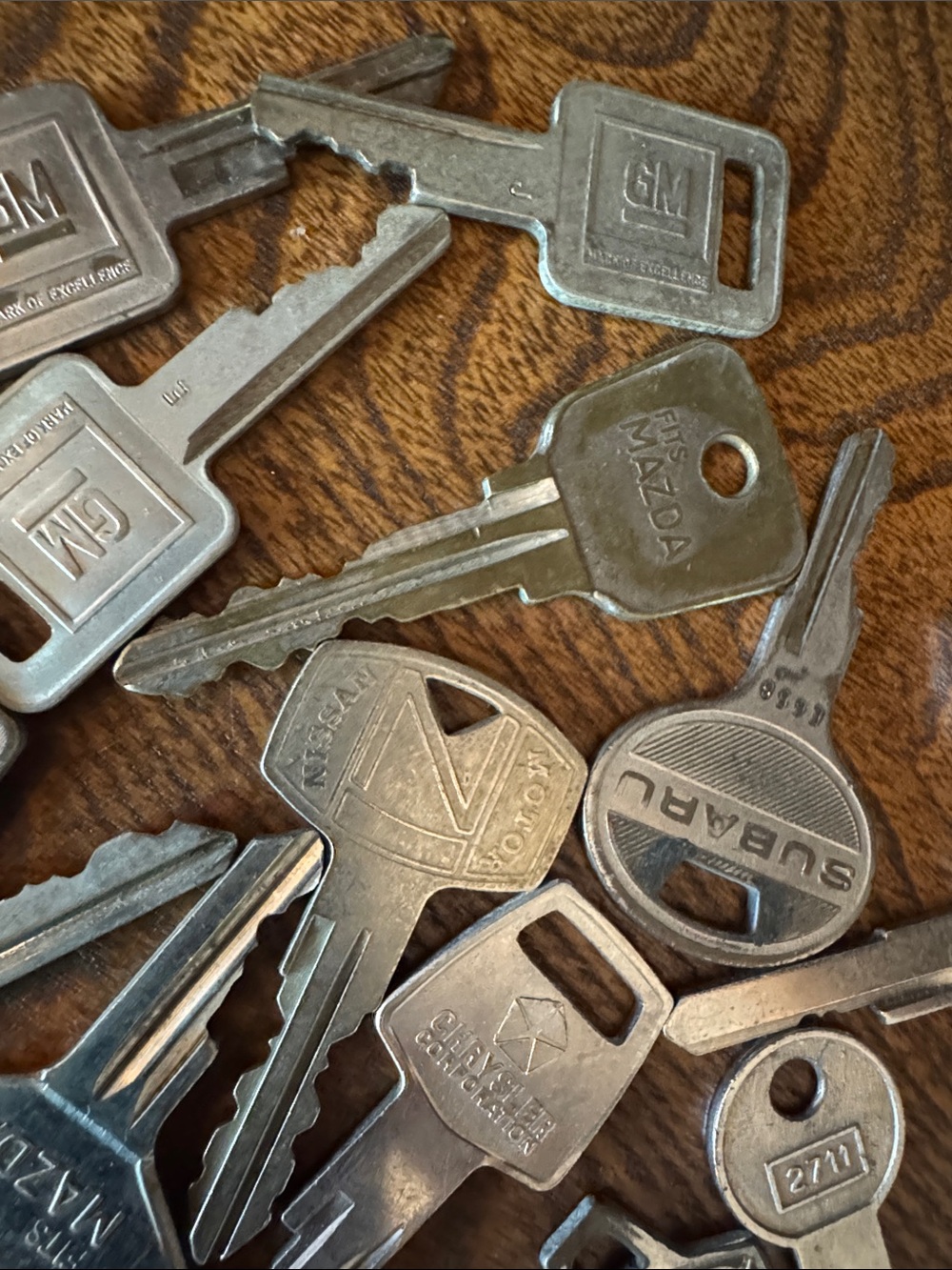 72 Vintage Assorted Brass, Aluminum & Steel Car Key Lot - Picture 2 of 6